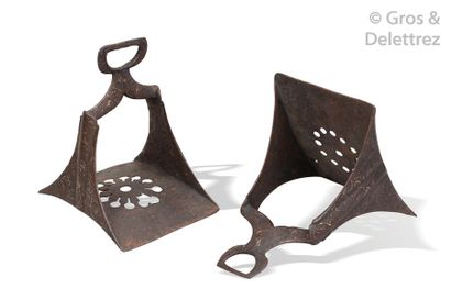 Paire d’étriers en acier, trace de damasquinage....