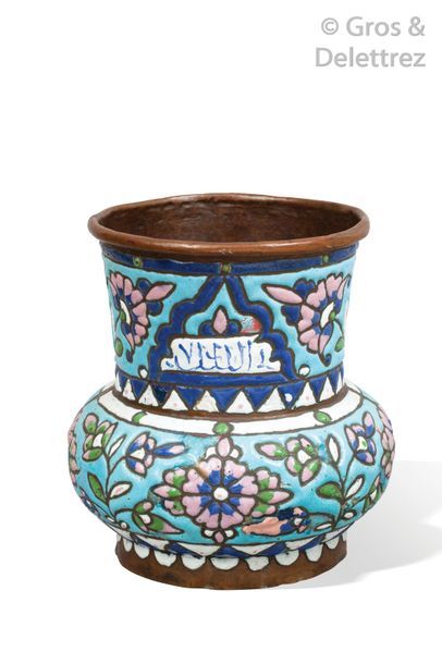 Petit vase de forme balustre en cuivre émaillé...