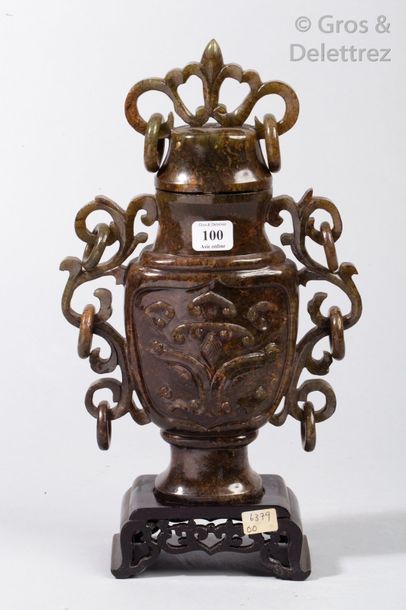 Vase couvert en pierre dure à deux anses...