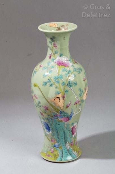 Vase balustre à décor polychrome de branchages.Chine,...