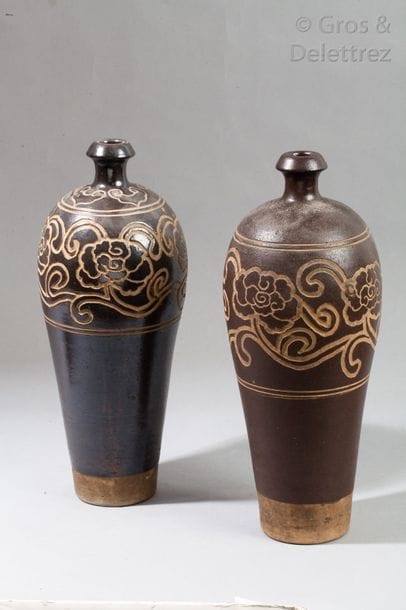 Paire de vase en grès émaillé brun à décor...