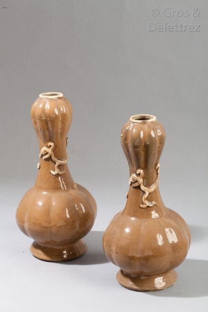 Paire de vase en grès émaillé beige.Chine,...