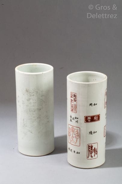 Paire de vases rouleaux en porcelaine à décor...