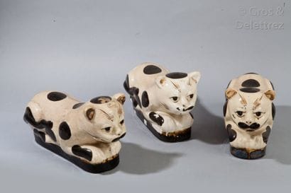 Lot de trois statuettes de chats tachetés,...