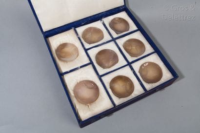 Lot de 8 coupelles en pierre dure façon agate...