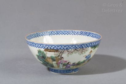 Bol en porcelaine blanche à décor polychrome,...