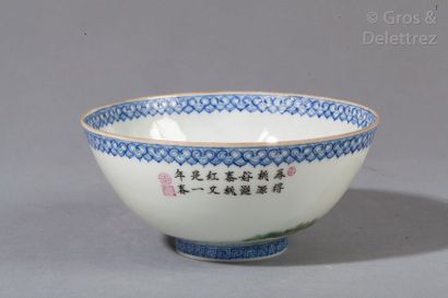 Bol en porcelaine blanche à décor polychrome,...