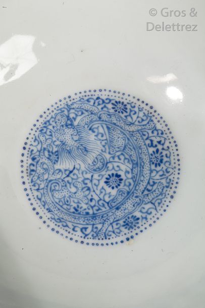 Bol en porcelaine blanche à décor polychrome,...