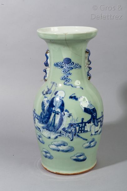 Vase balustre en porcelaine à décor en bleu...