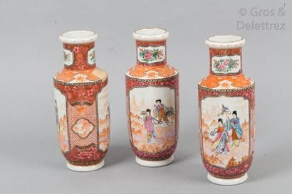 Lot de trois vases en porcelaine à décor...