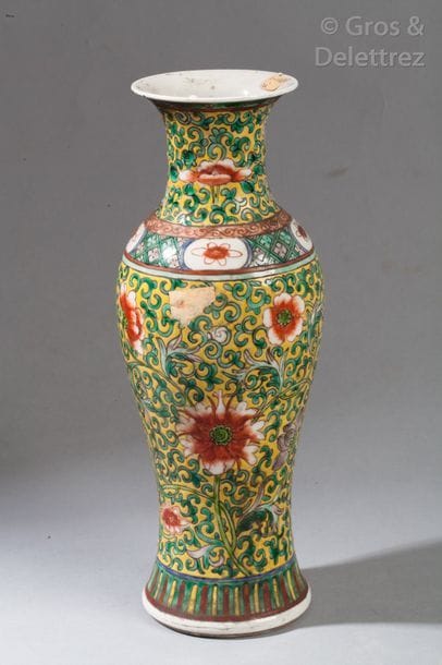 Vase balustre en porcelaine à décor polychrome...
