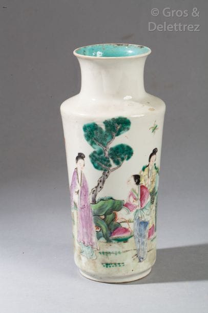 Vase balustre en porcelaine à décor polychrome,...