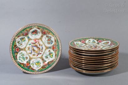 Lot de 13 assiettes en porcelaine à décor...