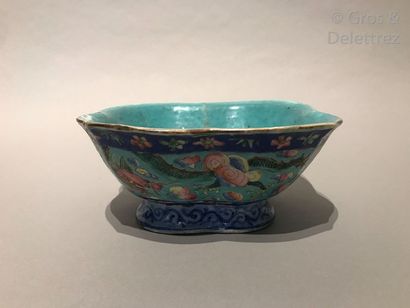 CHINE

Coupe polylobée sur piédouche en porcelaine...