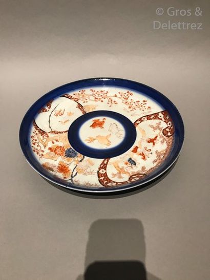 IMARI

Grand plat circulaire sur talon en...