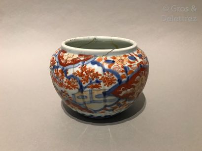 IMARI

Grand plat circulaire sur talon en...