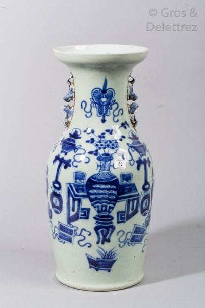 Vase balustre en porcelaine à décor en bleu...