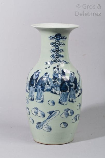 Vase balustre en porcelaine à décor en bleu...