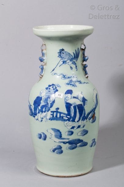 Vase balustre en porcelaine à décor en bleu...
