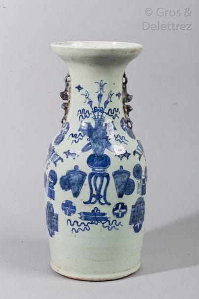 Vase balustre en porcelaine à décor en bleu...