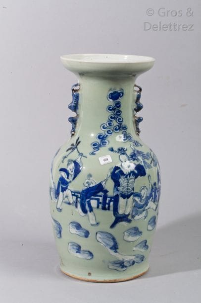 Vase balustre en porcelaine à décor en bleu...