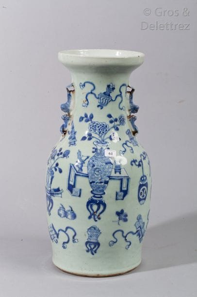 Vase balustre en porcelaine à décor en bleu...