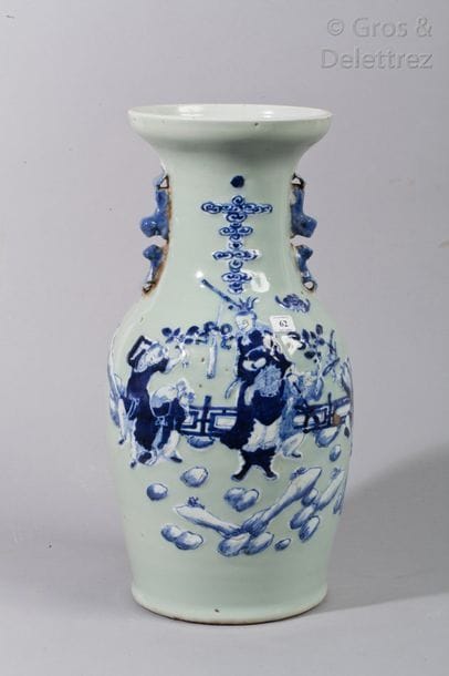 Vase balustre en porcelaine à décor en bleu...