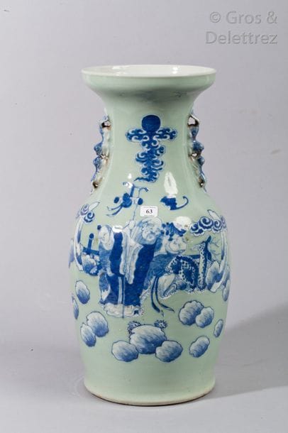 Vase balustre en porcelaine à décor en bleu...