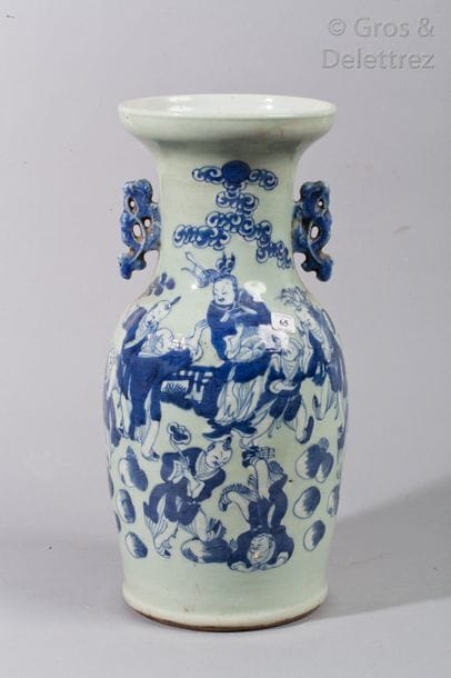 Vase balustre en porcelaine à décor en bleu...
