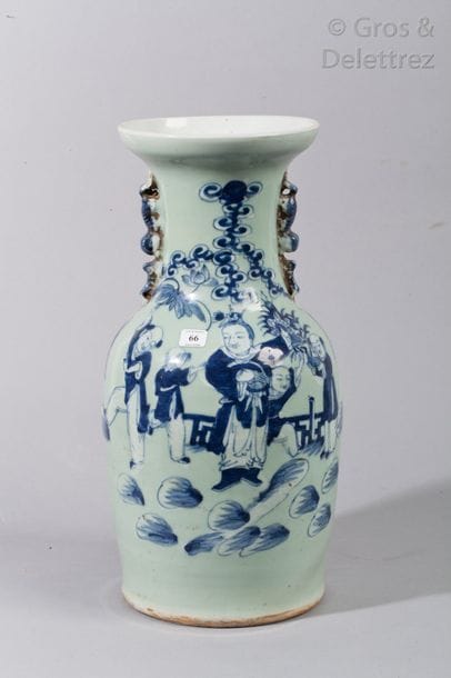 Vase balustre en porcelaine à décor en bleu...