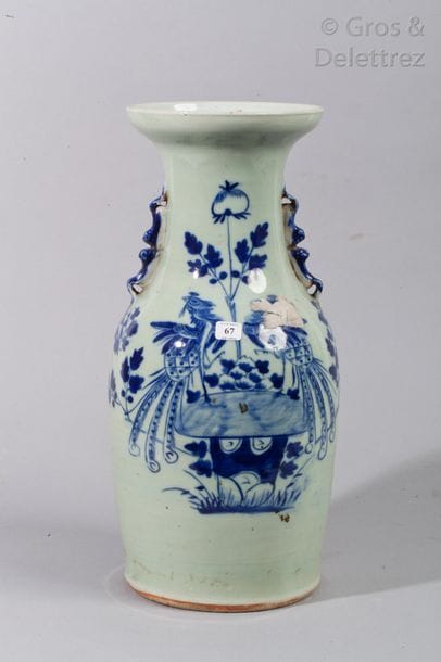 Vase balustre en porcelaine à décor en bleu...