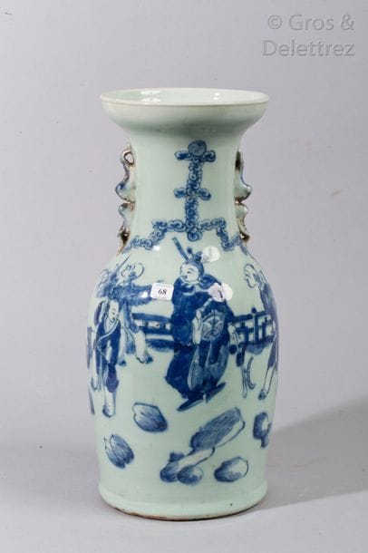 Vase balustre en porcelaine à décor en bleu...
