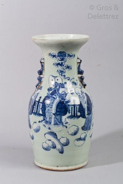 Vase balustre en porcelaine à décor en bleu...