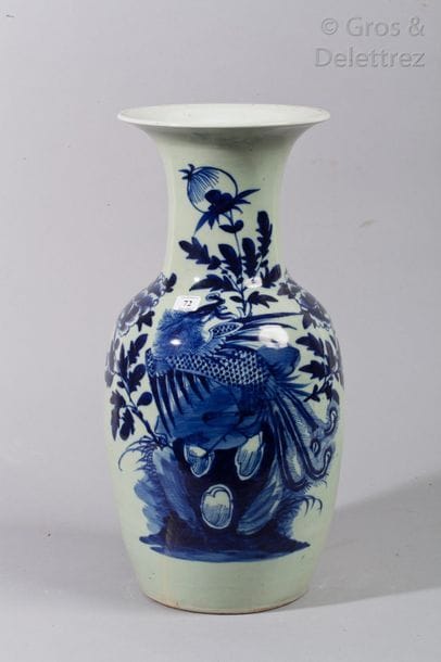 Vase balustre en porcelaine à décor en bleu...