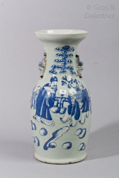 Vase balustre en porcelaine à décor en bleu...