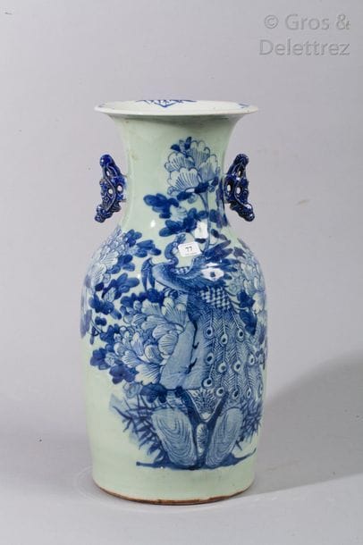 Vase balustre en porcelaine à décor en bleu...