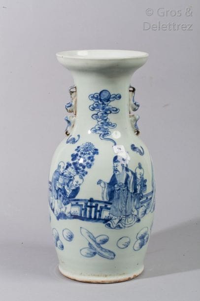 Vase balustre en porcelaine à décor en bleu...