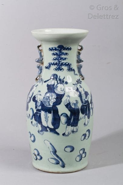 Vase balustre en porcelaine à décor en bleu...