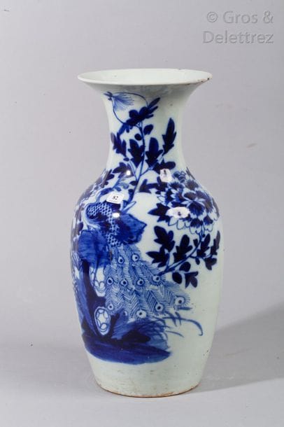 Vase balustre en porcelaine à décor en bleu...
