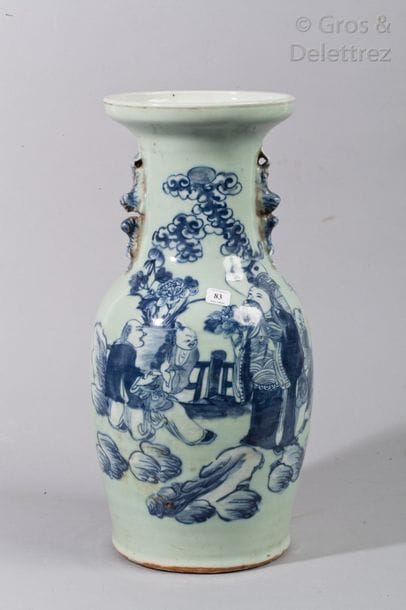 Vase balustre en porcelaine à décor en bleu...
