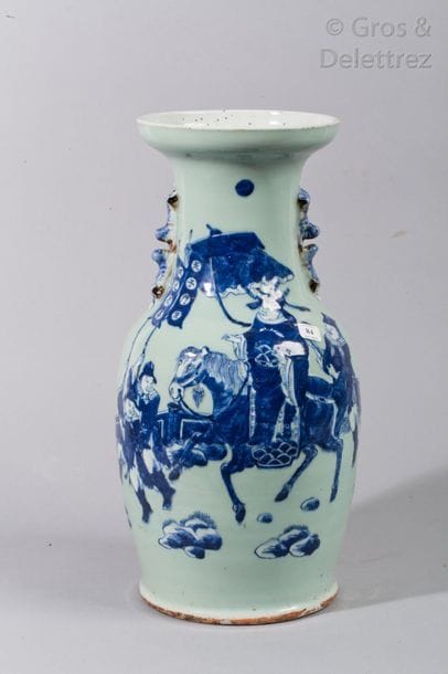 Vase balustre en porcelaine à décor en bleu...