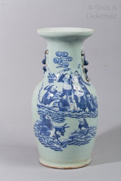 Vase balustre en porcelaine à décor en bleu...