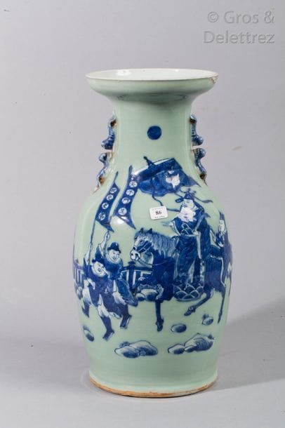 Vase balustre en porcelaine à décor en bleu...