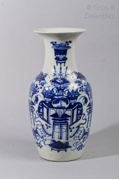 Vase balustre en porcelaine à décor en bleu...