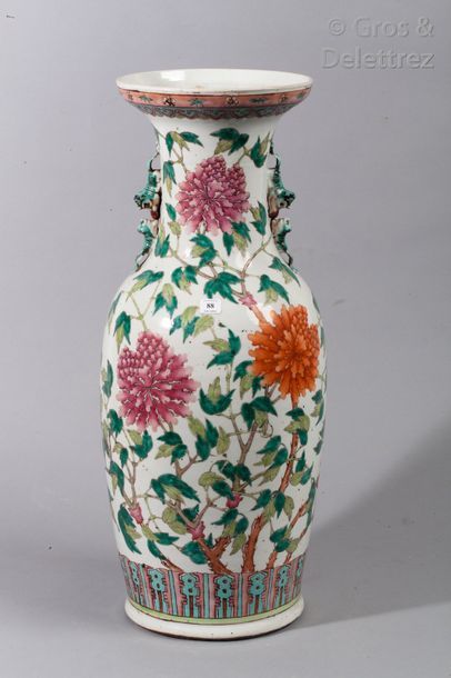Vase de forme balustre en porcelaine à deux...