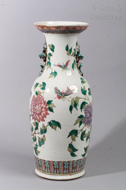 Vase de forme balustre en porcelaine à deux...