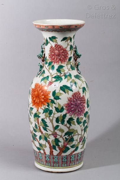 Vase de forme balustre en porcelaine à deux...