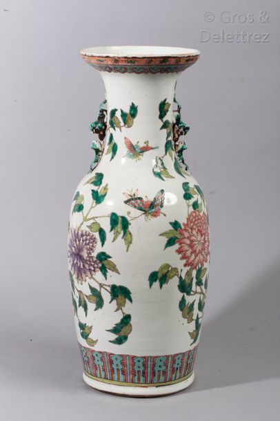 Vase de forme balustre en porcelaine à deux...