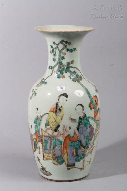 Vase de forme balustre en porcelaine à décor...