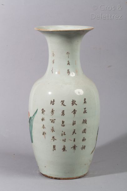 Vase de forme balustre en porcelaine à décor...